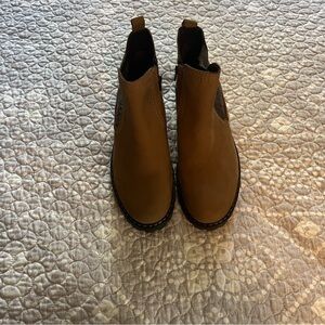 Josef Seibel Tan Leather Chelsea Boots. Size 41. New without box.